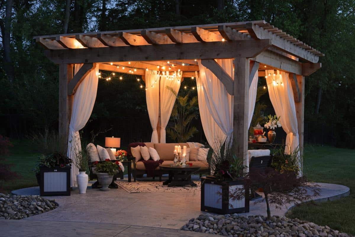 25 Essential Small Pergolas to Enhance the Beauty of Your Patio 